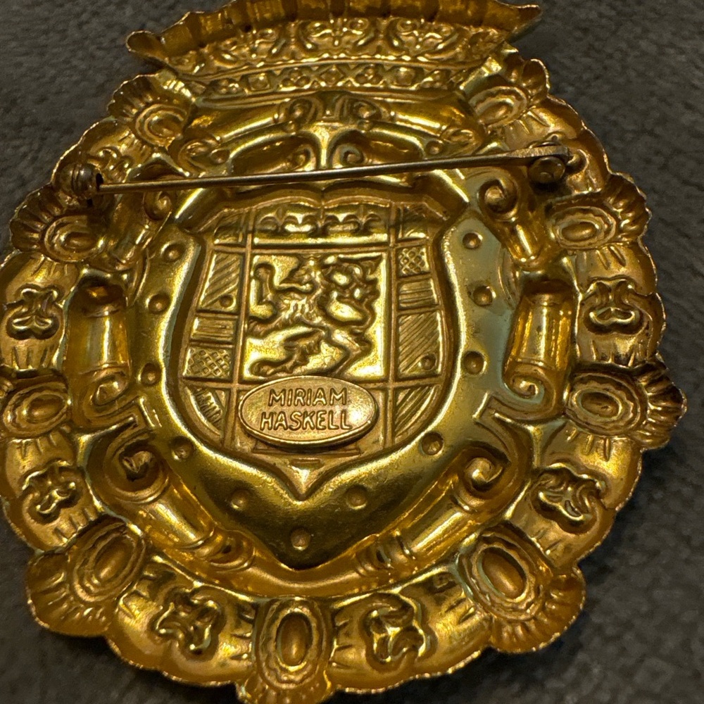 Vintage Miriam Haskell Gold Tone Heraldic Crest Brooch Signed Designer Statement - Picture 2 of 4